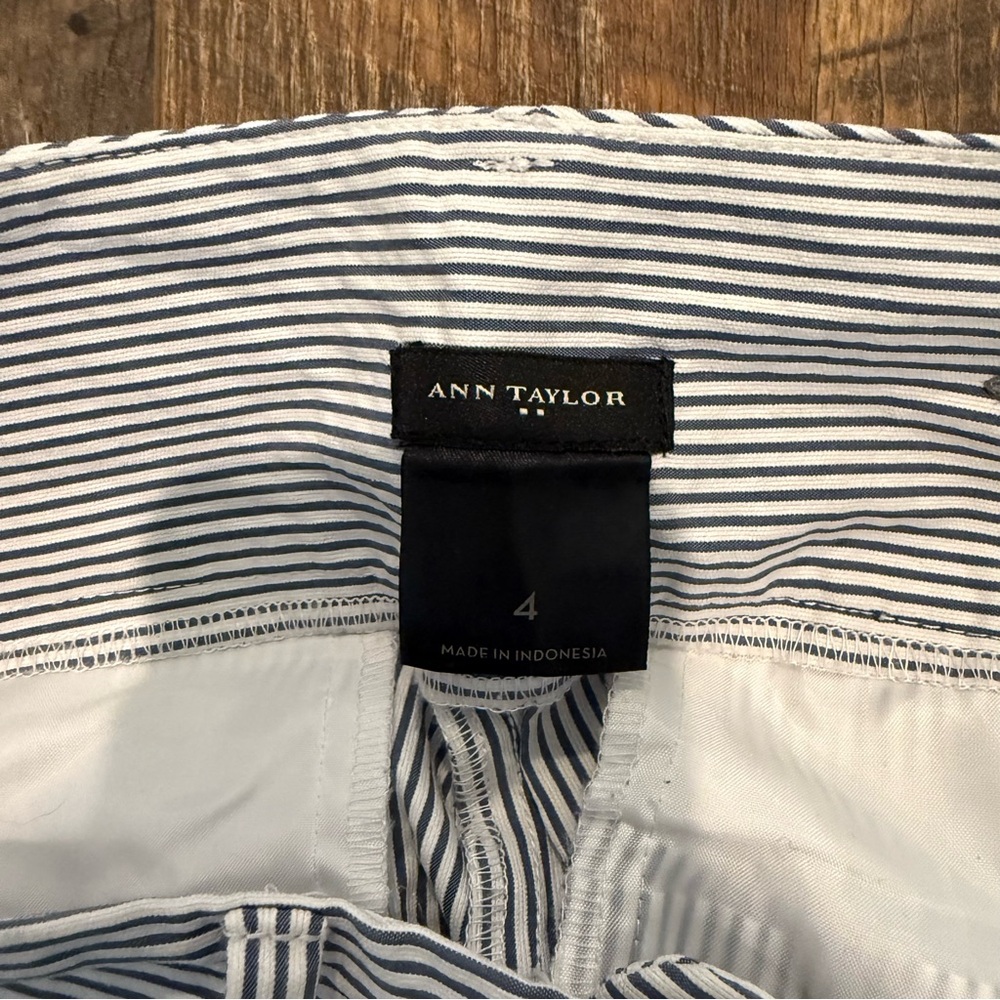 Ann Taylor Striped Seersucker Women's Shorts with Scalloped Hem - Picture 3 of 3